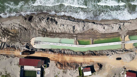 Kıyı erozyonunun tahrip ettiği Karasu sahilinde önlemler alınıyor