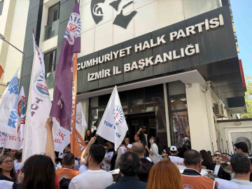İzmir’de belediye memurları CHP’nin kapısına dayandı