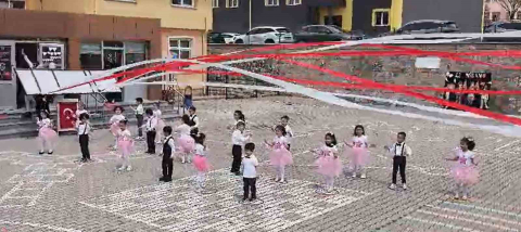 Öğretmenin üzerine tabela düştü