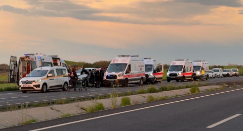 Diyarbakır’da faciadan dönüldü: Takla atan araçtaki 10 kişi yaralandı