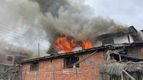 İki katlı ev alev alev yandı