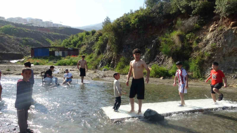 Sıcak havadan bunalan çocuklar derede serinledi