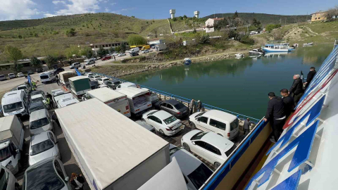 Elazığ-Pertek feribotunda metrelerce kuyruk oluştu