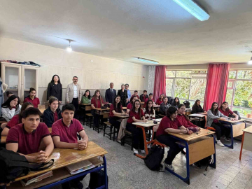 Kaymakam Ateş liseli öğrencilerle bir araya geldi