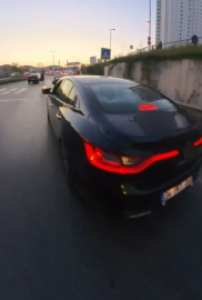 Pendik’te tehlikeli anlar: Yaya geçidinde yavaşlamayan sürücüye ceza yağdı