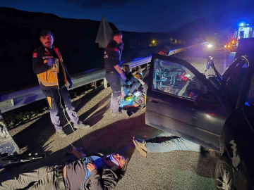 Van’da kaçak göçmenleri taşıyan otomobil kaza yaptı: 7 yaralı