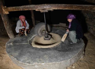Hizan’da asırlık su değirmeniyle doğal pirinç üretimi sürüyor