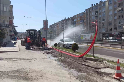 Kazı yaparken su borusu patladı, tazyikli su caddeyi esir aldı