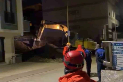 Temel kazısında toprak kaydı, çatırdama sesleri gelen 5 katlı bina boşaltıldı