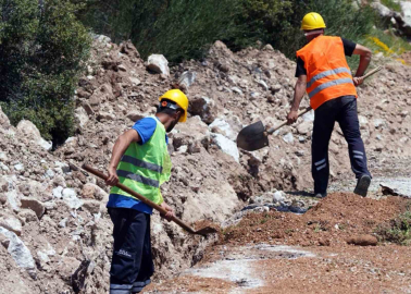 Seydikemer Çatak Mahallesi içme suyu isale hattı yenileniyor