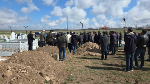 Köpeklerin saldırısında ölen çocuk toprağa verildi