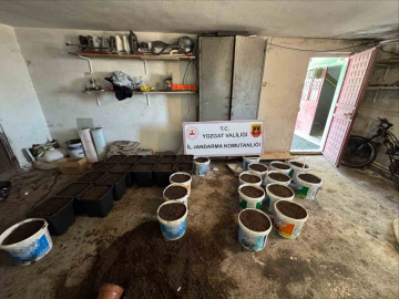 Yozgat’ta uyuşturucu yetiştirme düzeneği ve uyuşturucu madde ele geçirildi