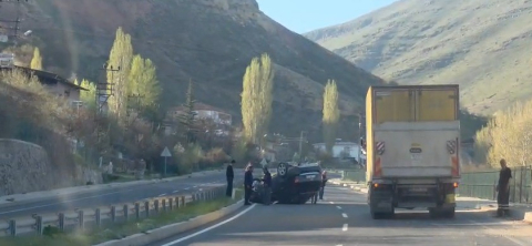 Malatya’da kontrolden çıkan otomobil takla attı