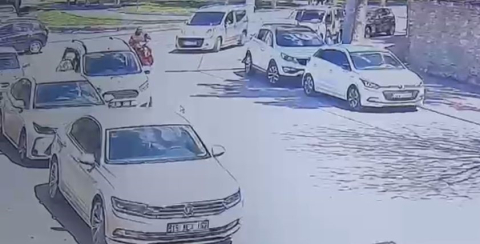 Elektrikli bisiklet park halindeki otomobile çarptı