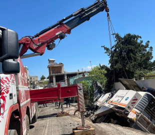 Siirt’te iş makinesi devrildi