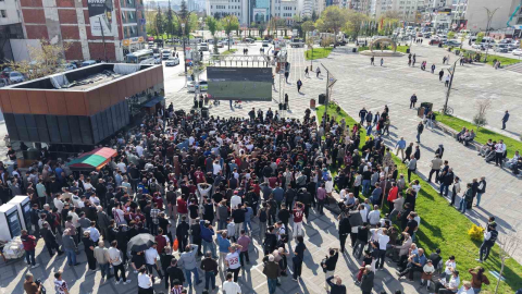 Taraftarlar Elazığspor maçını kentin göbeğinde dev ekrandan izledi