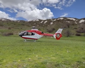 Bitlis’te kayalıklardan düşen genç için helikopter ambulans havalandı
