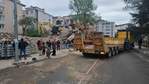 Yıkım esnasında iş makinesi devrildi