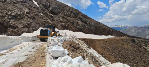 Kulp’ta çığ ve heyelan nedeniyle hasar gören yollar onarılıyor