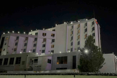 Otelin bahçesinde park halindeki karavan alev alev yandı