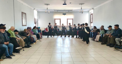 Öğrencilerden huzurevi sakinlerine renkli program