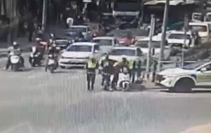 Kuryeyi polisin ‘heimlich’ manevrası kurtardı