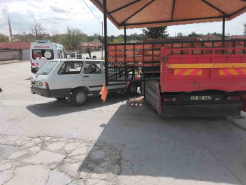 Çorum’da otomobil ile kamyon çarpıştı: 1 yaralı