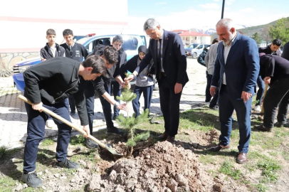 Bayburt’ta öğrenciler fidanları toprakla buluşturdu