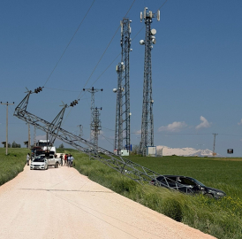 Kontrolden çıkan otomobil elektrik direğine çarparak durabildi