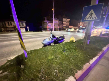 Tavşanlı’da motosiklet devrildi: 3 yaralı