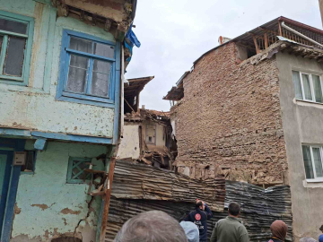 Yaşlı kadının yaşadığı 2 katlı ahşap evde göçük meydana geldi