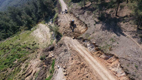 Heyelan nedeniyle kapanan Sülüklü Göl yolu ulaşıma açıldı
