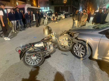 Otomobilin motosikletle çarpıştığı kaza güvenlik kamerasında