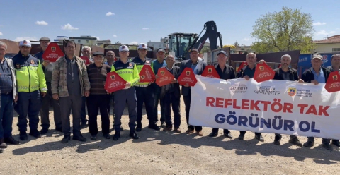 Jandarma 200 traktör sürücüsüne eğitim vererek 400 reflektör dağıttı