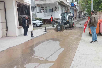 Altyapı çalışmasında ana su hattı patladı