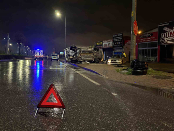 Kayseri’de otomobil park halindeki araca çarpıp yan yattı: 2 yaralı
