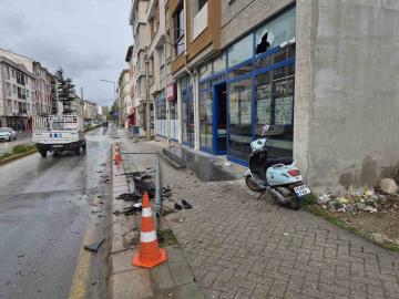 Otomobilin çarptığı aydınlatma direği marketin camını kırdı: 1 yaralı