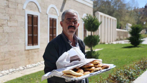 Emekli baba, ev yapımı poğaça satarak çocuğunun tedavisine destek oluyor