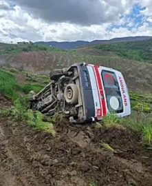 Siirt’te ambulans şarampole devrildi: 3 sağlık personeli yaralandı