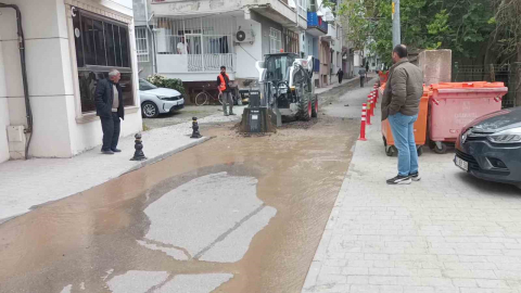 Altyapı çalışmasında ana su hattı patladı