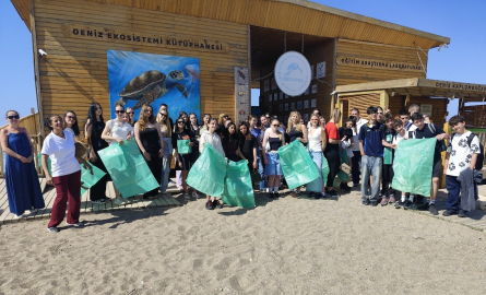 Erasmus ile Manavgat’a gelen öğrenci ve öğretmelerden temizlik etkinliği