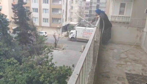 Park halinde alev alan aracı yaşlı kadın balkondan söndürmeye çalıştı