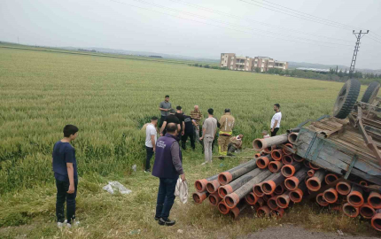 Römork devrildi, 4 kişi tarlaya uçtu