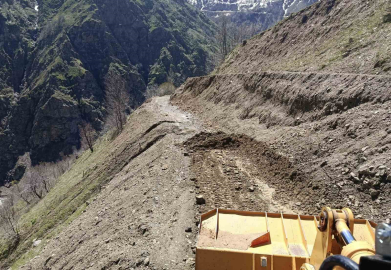 Bingöl’de heyelan sonrası yol açma çalışmaları sürüyor