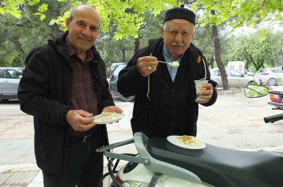 Burhaniye’de pilav hayırları devam ediyor