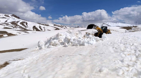 İran sınırında 3 metreyi aşan karda yol açma çalışması
