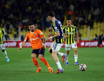 Trendyol Süper Lig: Fenerbahçe: 1 - RAMS Başakşehir: 1 (İlk yarı)
