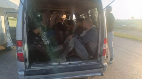 Hafif ticari araca 10 göçmen sığdıran insan tacirine 100 bin TL ceza