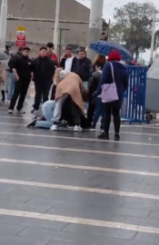 Bursa’da engelli vatandaşa meydan ortasında saldırı: Kadınlar tekme tokat darp etti