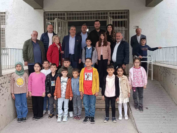 Çermikli iş adamından öğrencilere kırtasiye yardımı